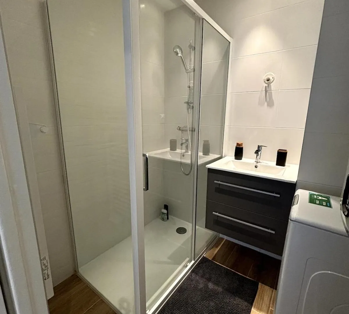 Renovated Apartment - 3 Bedrooms - Parking - Balcony 반느