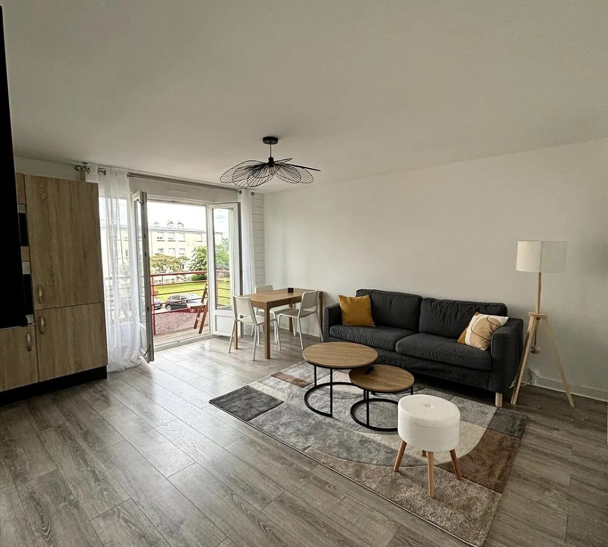 Renovated Apartment - 3 Bedrooms - Parking - Balcony 반느