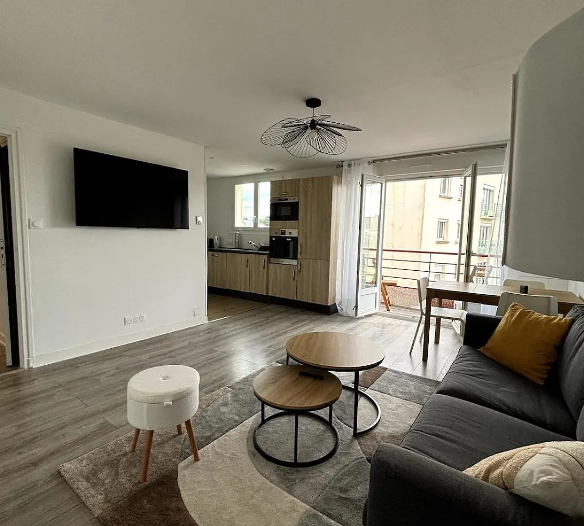 Renovated Apartment - 3 Bedrooms - Parking - Balcony 반느