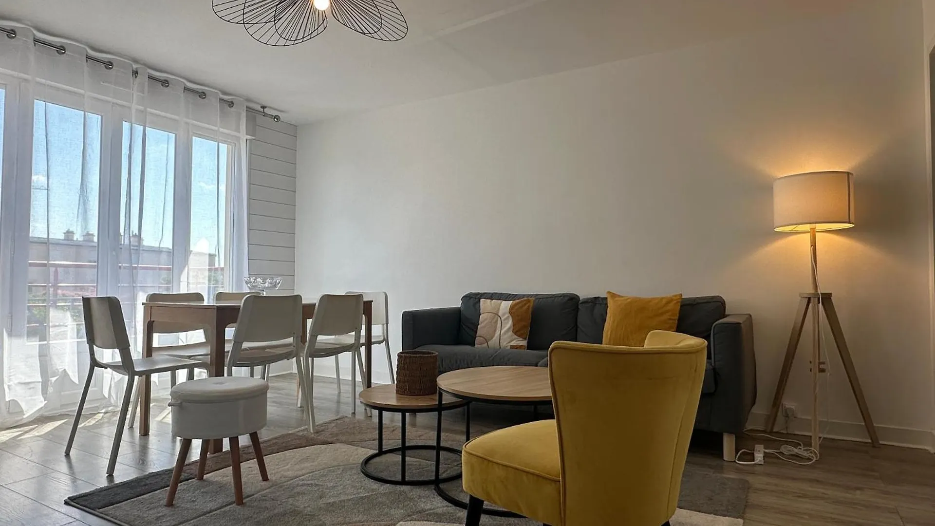 Renovated Apartment - 3 Bedrooms - Parking - Balcony 반느