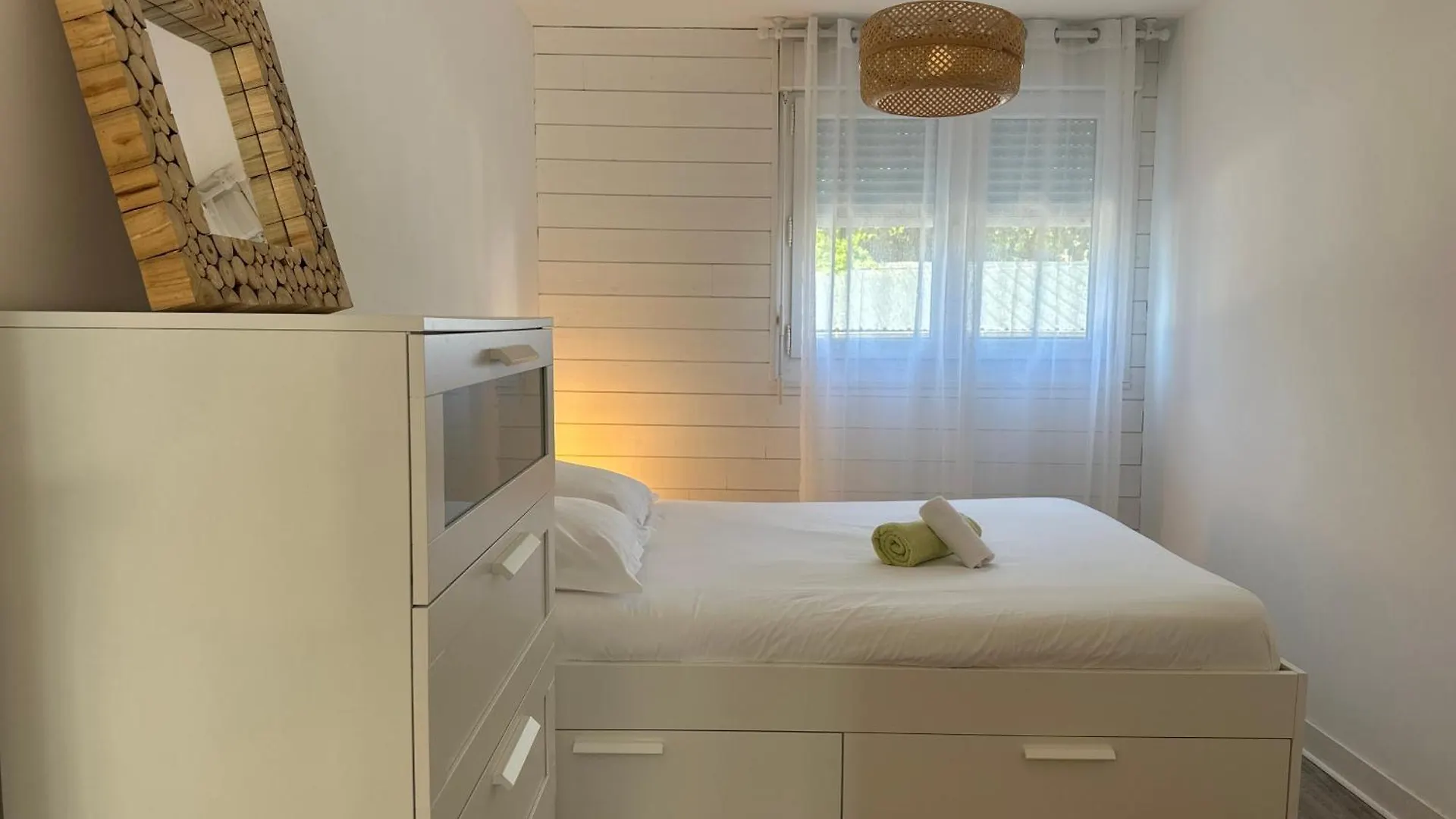 Renovated Apartment - 3 Bedrooms - Parking - Balcony 반느