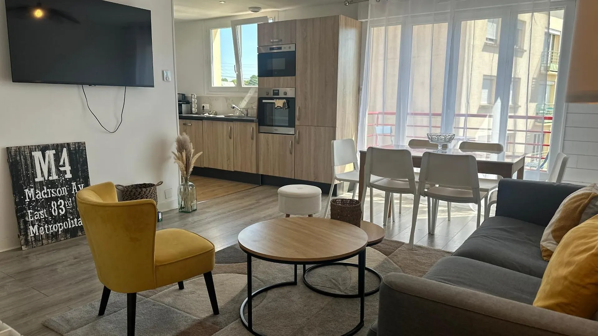 Renovated Apartment - 3 Bedrooms - Parking - Balcony 반느