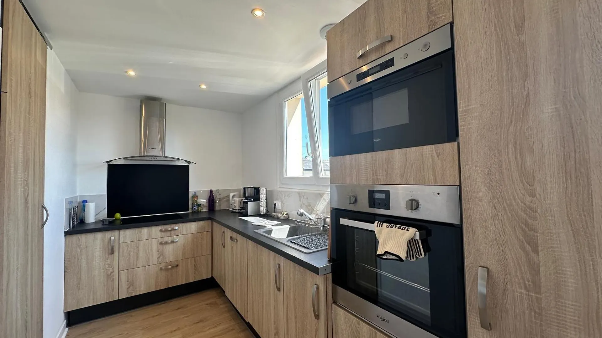 Renovated Apartment - 3 Bedrooms - Parking - Balcony 반느