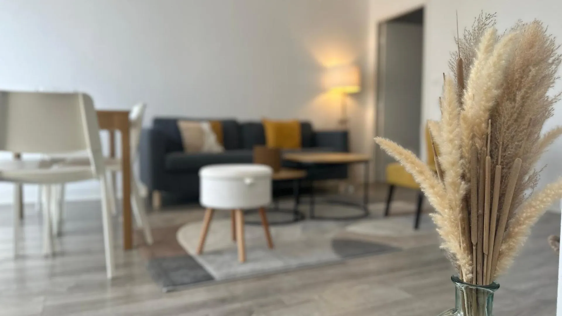 Renovated Apartment - 3 Bedrooms - Parking - Balcony 반느