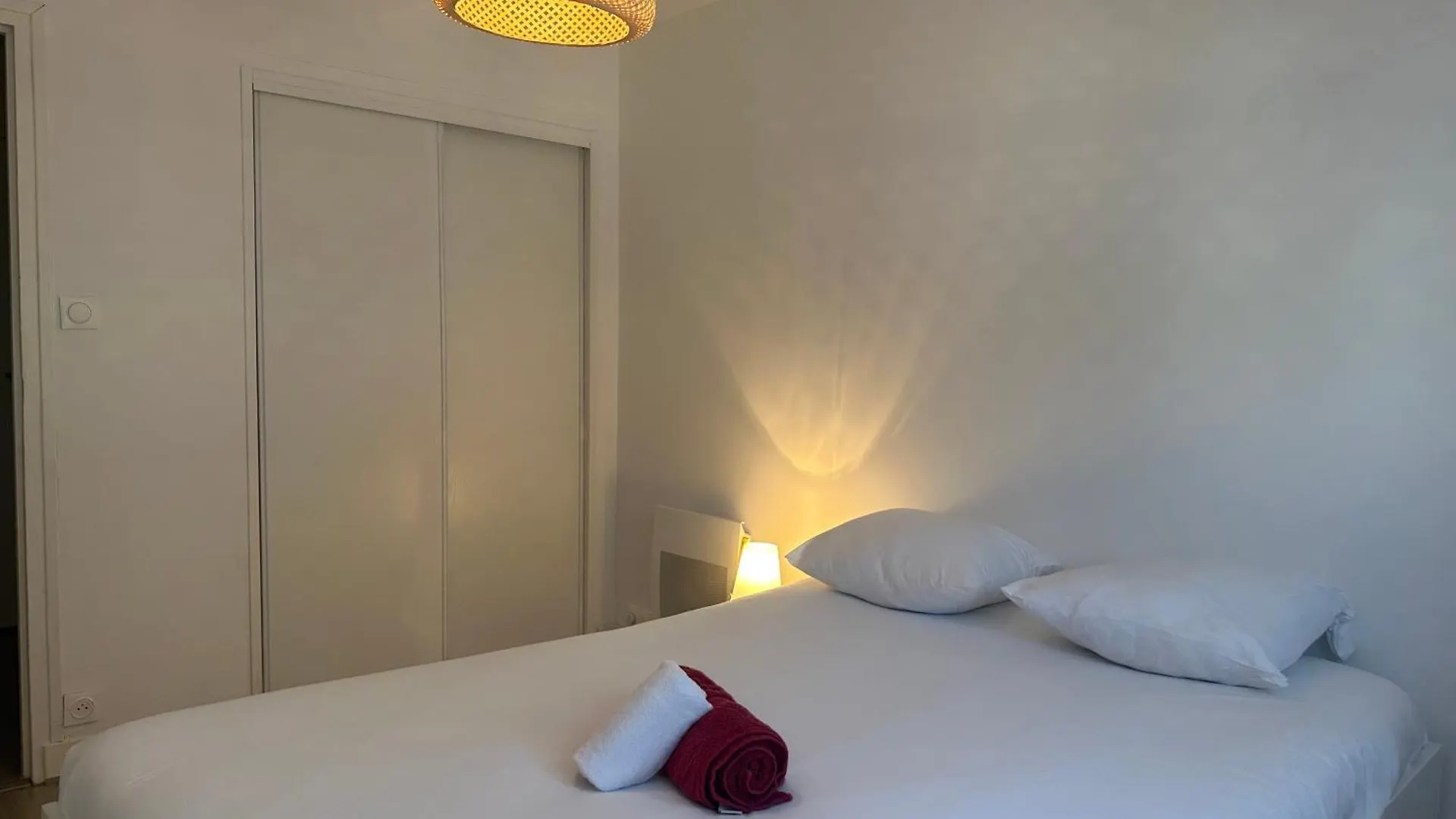 Renovated Apartment - 3 Bedrooms - Parking - Balcony 반느
