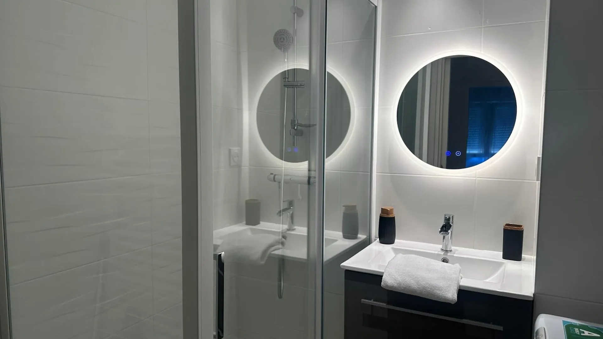 Renovated Apartment - 3 Bedrooms - Parking - Balcony 반느